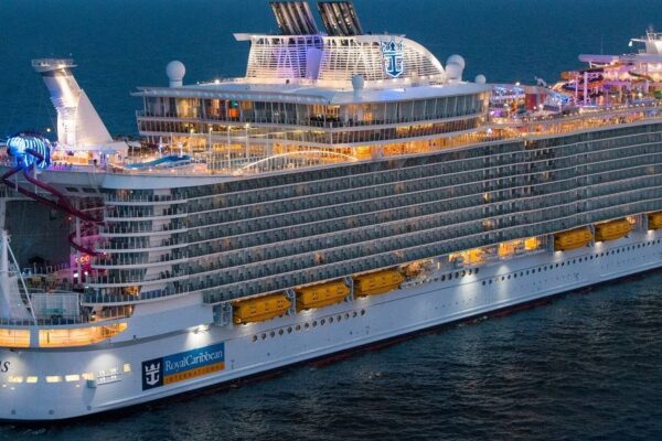 symphony-of-the-seas-at-sea-at-night